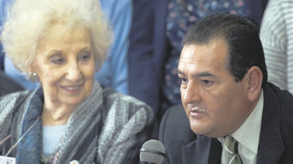 Ismael Suleiman, el hermano mayor de Marcos Ramos, junto a Estela Carlotto.