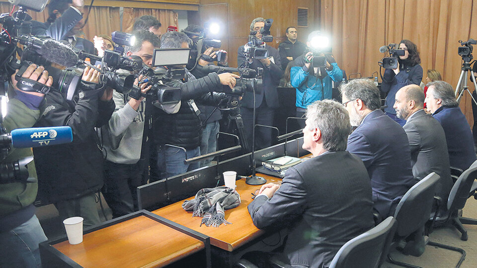 Amado Boudou y JosÃ© MarÃ­a NÃºÃ±ez Carmona antes de escuchar el veredicto del Tribunal Oral 4.