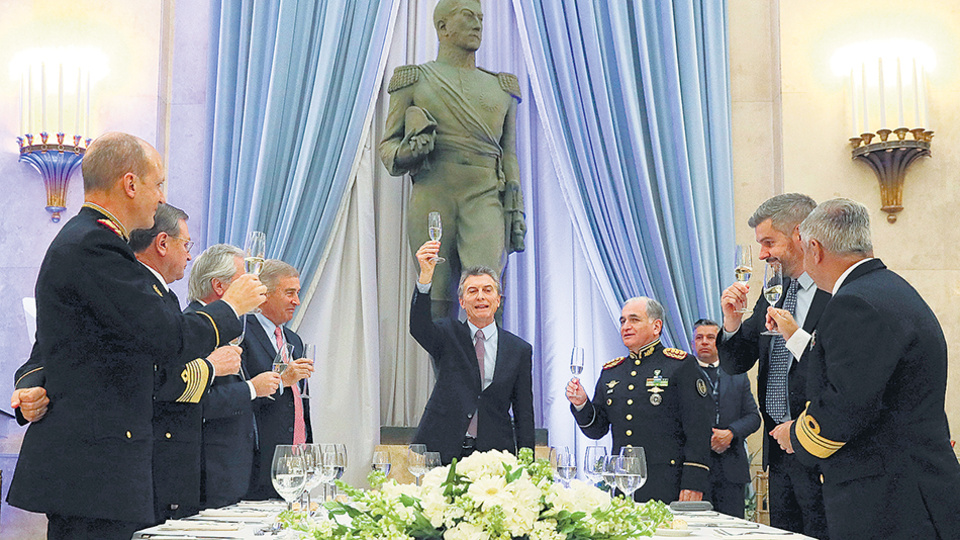 El presidente Mauricio Macri participÃ³ anoche de la cena de camaraderÃ­a de las Fuerzas Armadas.