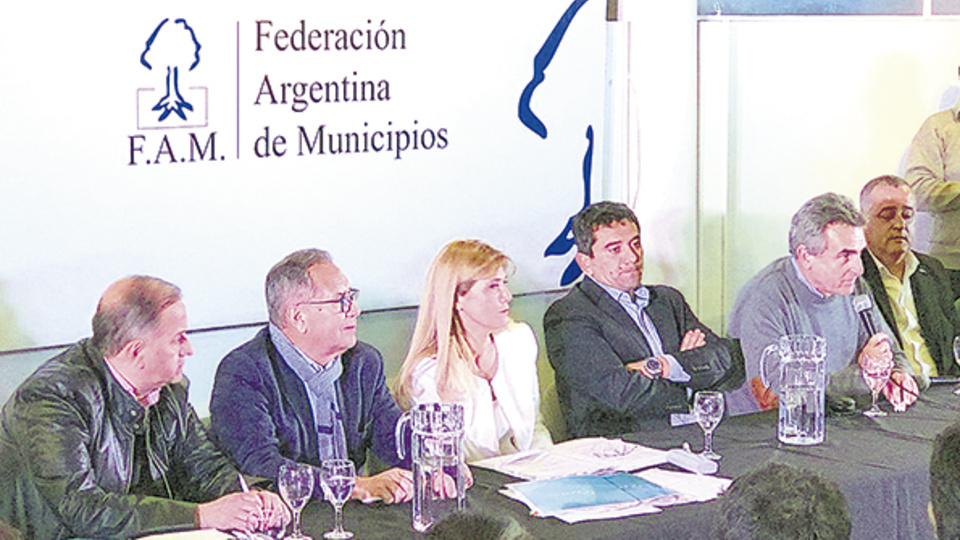 Intendentes de todo el país se reunieron con diputados de la oposición.
