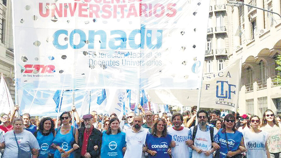 Los profesores realizaron una huelga durante toda la semana pasada.