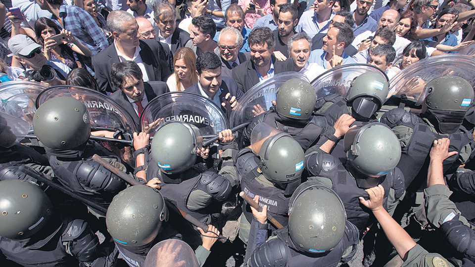 Los legisladores salieron a interceder ante las fuerzas de seguridad para evitar la represión.