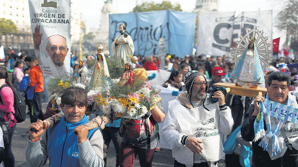 La gente llegó a la Plaza mayormente viajando en tren desde el conurbano hasta las terminales de Once, Constitución y Retiro.