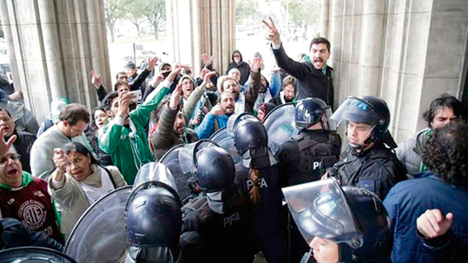 Los policías y trabajadores forcejearon en la entrada del Ministerio de Agroindustria.