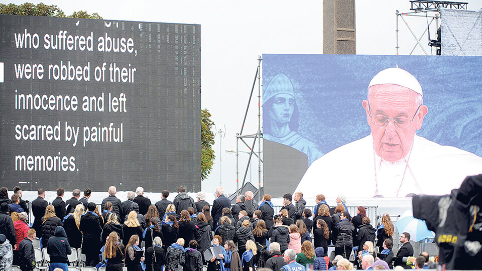 “Ninguno de nosotros puede dejar de conmoverse por las historias de menores que han sufrido abusos”, dijo el Papa.
