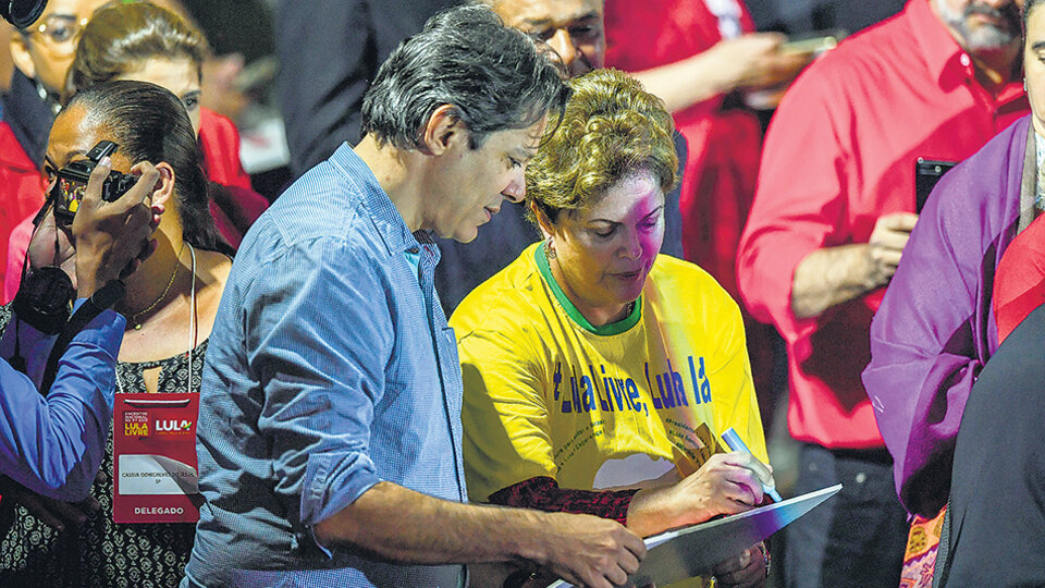 Haddad y Rousseff en el acto del sábado, en el que se anunció formalmente la candidatura de Lula.