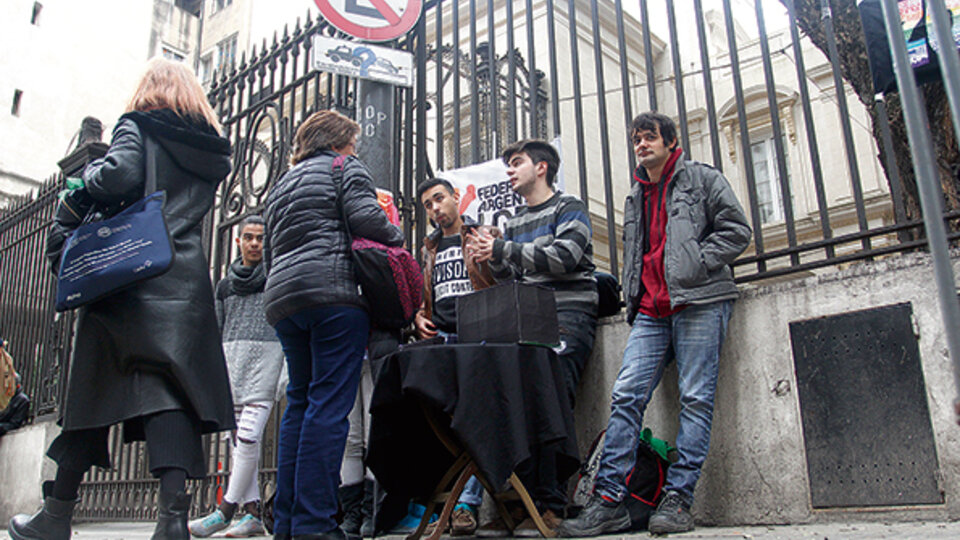 Mientras se entregaban las cajas con los trámites, hubo gente que se acercó a la mesa de CAEL.