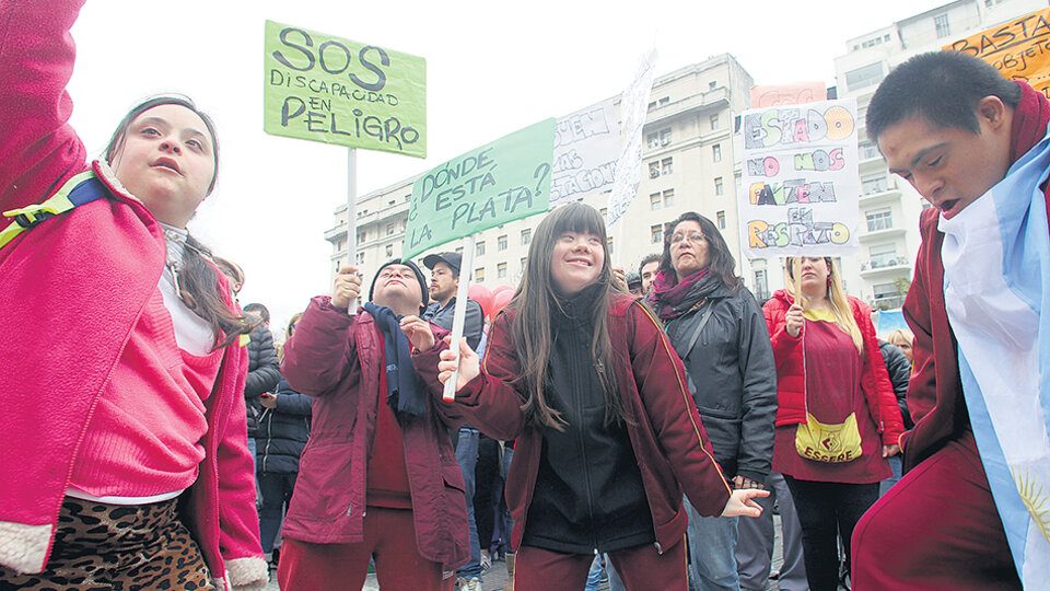 Los manifestantes cortaron avenida Rivadavia con carteles que criticaban las medidas de recorte.