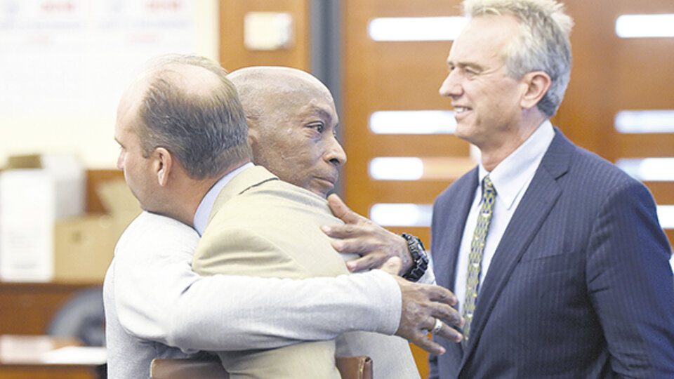 Luego del histÃ³rico fallo, Dewayne Johson se abraza con su abogado.