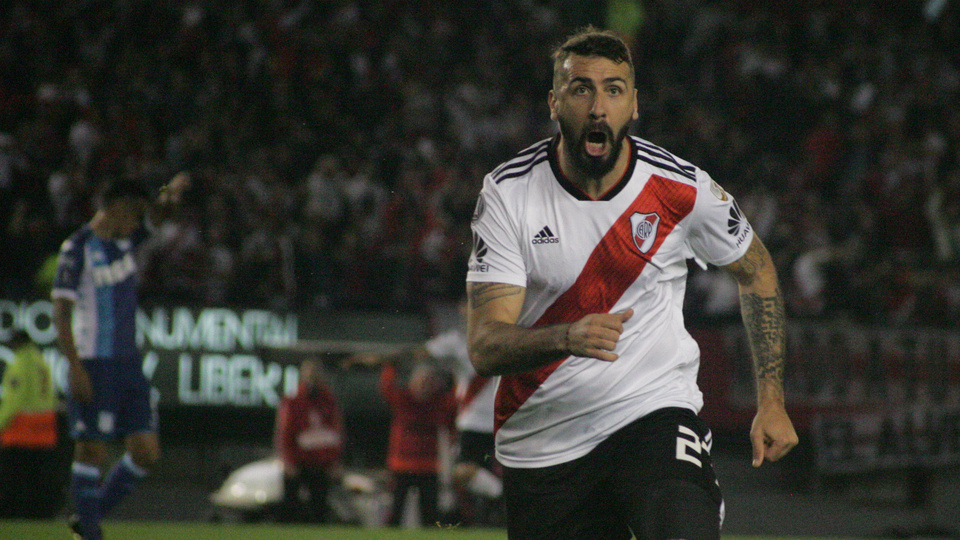 Pratto festeja el primer gol de la noche, luego de una gran jugada colectiva.