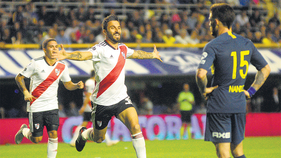 Scocco festeja el segundo de River, que selló el marcador en la Bombonera. Nández, de lo mejorcito de Boca, lo mira pasar.