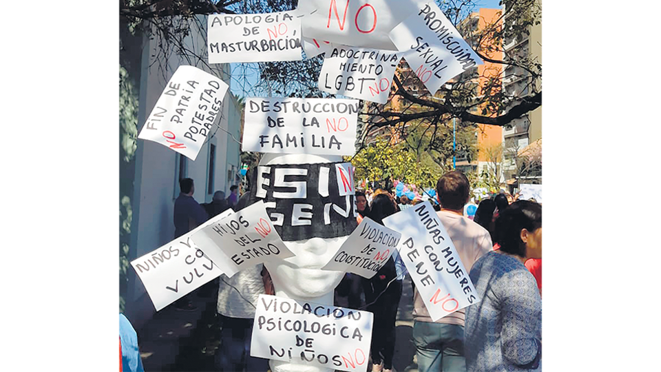 Abrazo del 7 de septiembre pasado al Ministerio de Educación tucumano contra la ESI (imagen de Twitter).