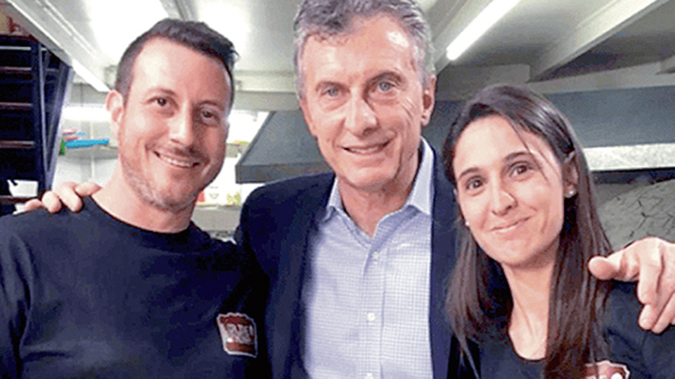 El presidente Mauricio Macri con los pizzeros con los que realizó un spot que fue difundido en las redes sociales.