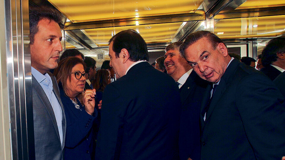 Sergio Massa, Graciela Camaño, el gobernador Zamora y Miguel Pichetto en el ascensor del CFI.