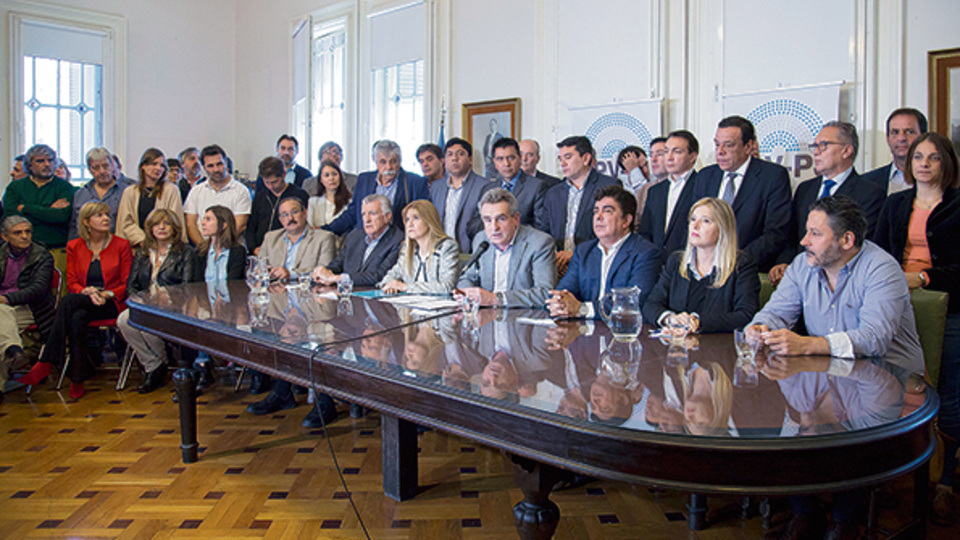 Diputados e intendentes se mostraron unidos en la presentación.