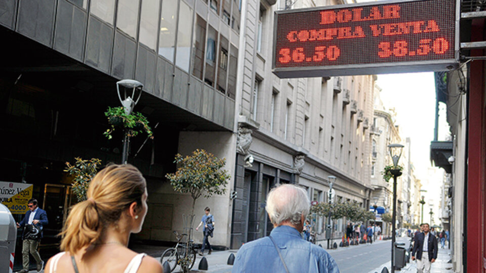 En las pizarras de la city el dólar bajó temprano a 38,50 pesos y luego el precio siguió descendiendo.