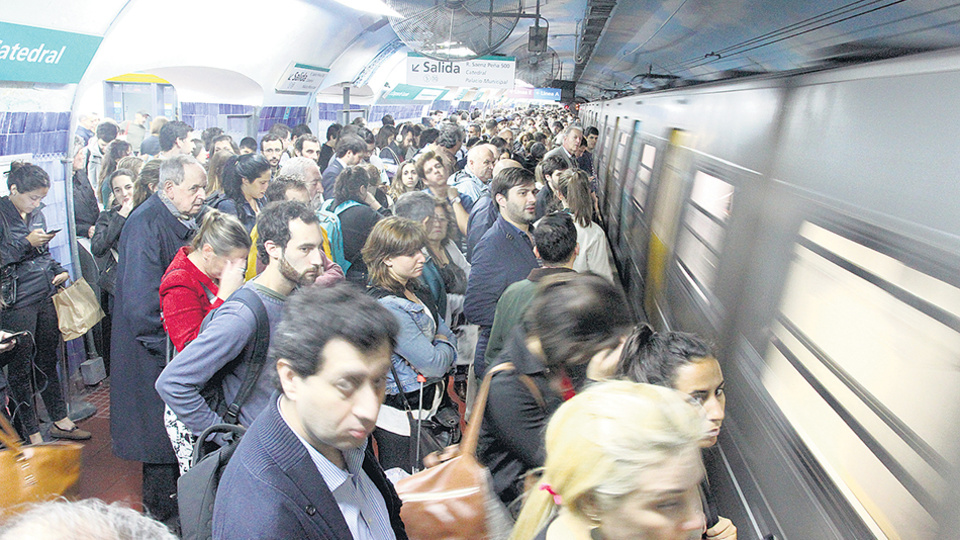 El asbesto se volvió un problema visible cuando fue detectado en vagones comprados por Macri al metro de Madrid.