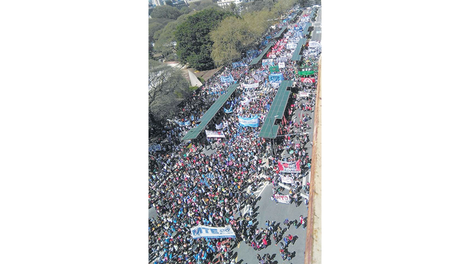 Las organizaciones iniciaron la marcha en el Monumento al Trabajo.