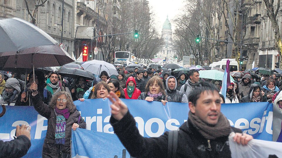 Organizaciones estudiantiles y gremios universitarios marcharán al Congreso.