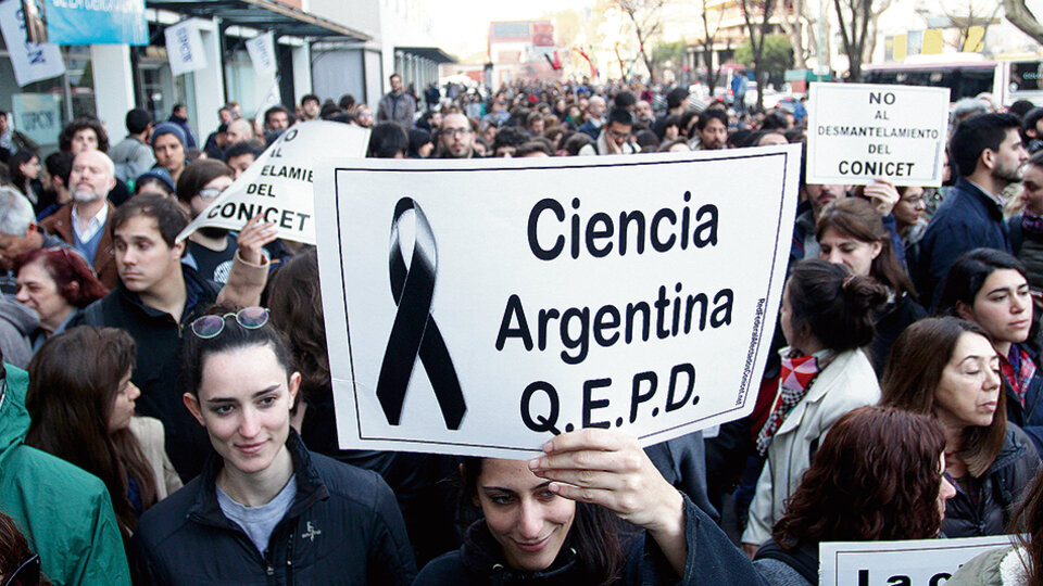 La comunidad científica realizó un masivo abrazo simbólico a la sede donde funcionaba el Ministerio de Ciencia, en rechazo a su disolución resuelta por Macri.