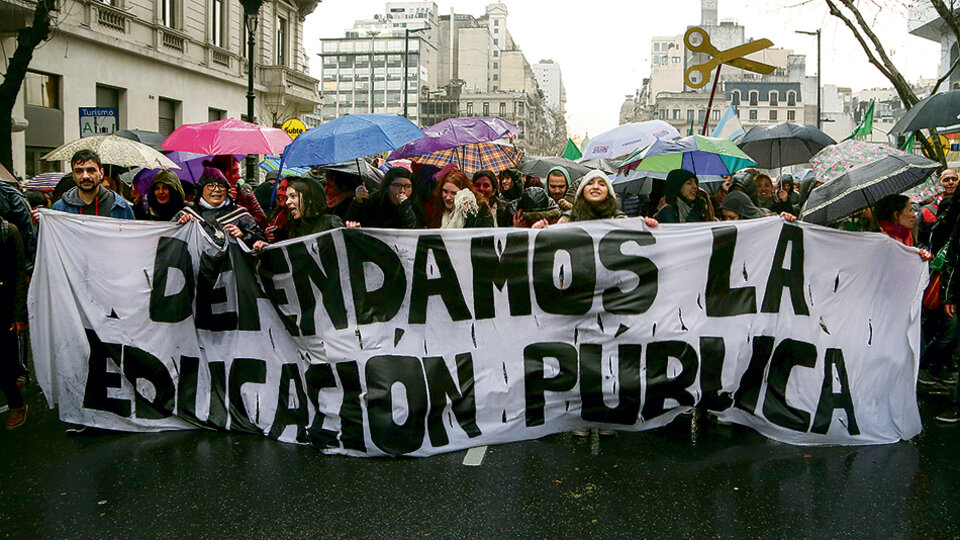 Los maestros exigen “condiciones dignas para enseñar y aprender”.