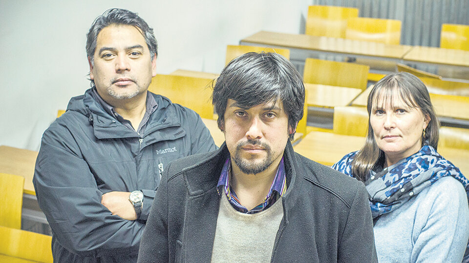 Pedro Cayuqueo y Fernando Pairican, junto a Sonia Ivanoff, abogada de Jones Huala.
