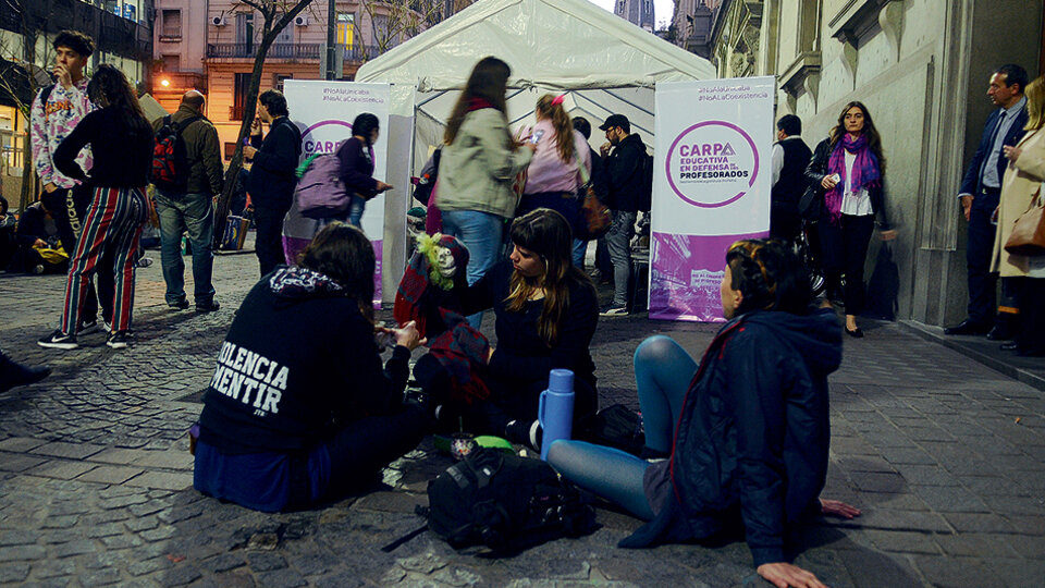Hasta el viernes, en la carpa se desarrollarÃ¡n paneles, charlas, clases abiertas y actividades artÃ­sticas.