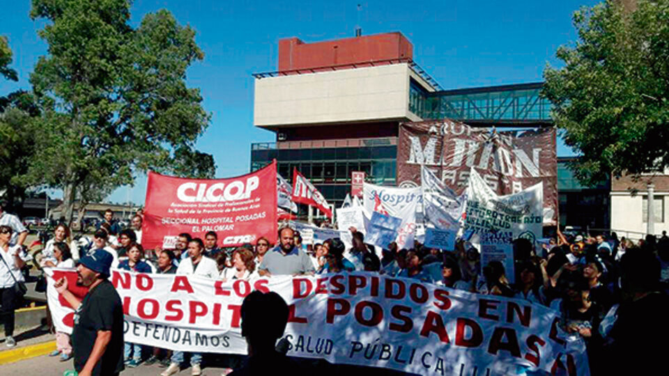 Protesta de los trabajadores de salud por los despidos en el Hospital Posadas.