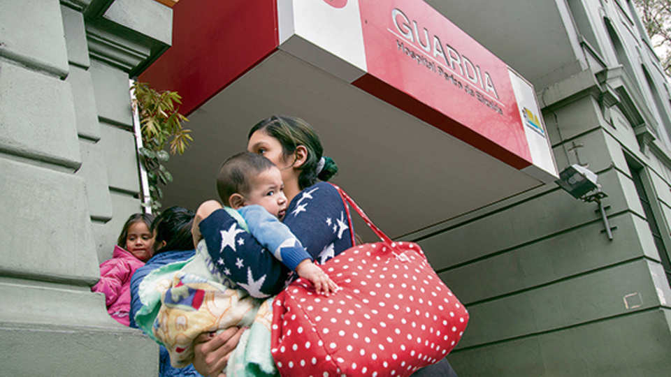 Las guardias pediátricas se colmaron de padres alarmadísimos y algunas reportaron hasta seis horas de espera.