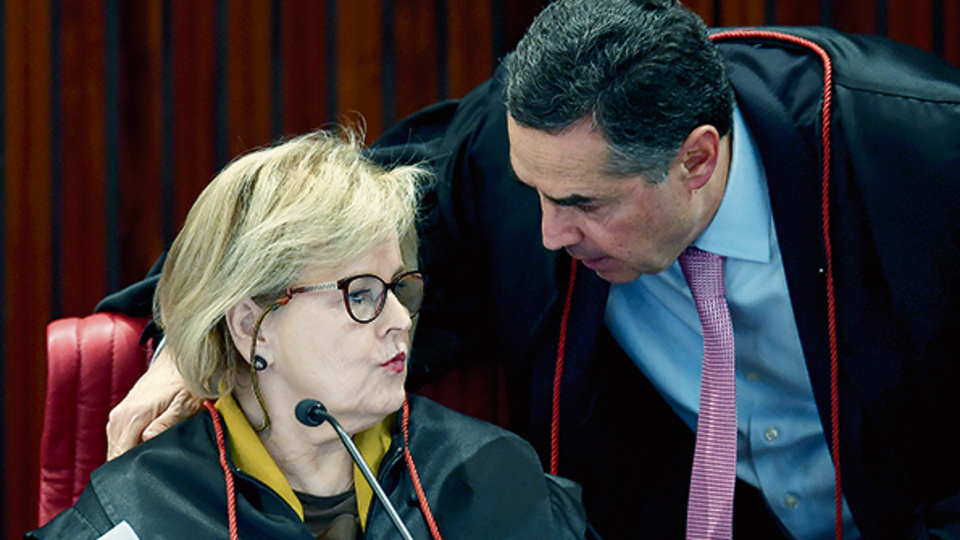 Rosa Weber, presidenta del tribunal electoral, habla con Roberto Barroso, relator del caso Lula.