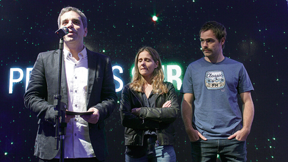 Peter Lanzani junto a los productores Matías Mosteirín y Leticia Cristi, en la ceremonia de anuncio.