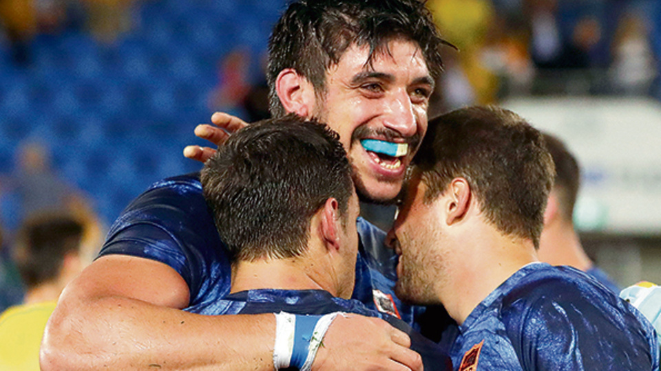 Tomás Lavanini festeja con sus compañeros el triunfo de Los Pumas en Gold Coast.