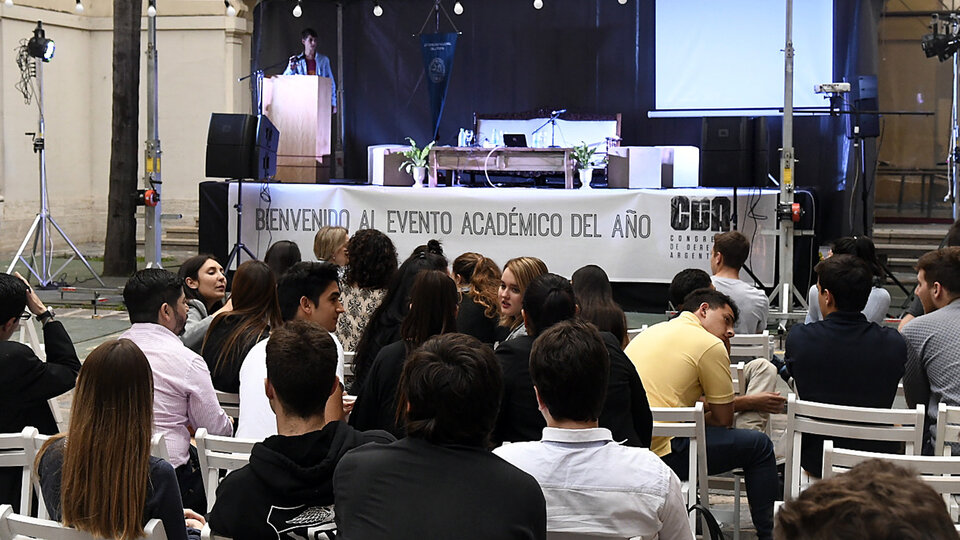 El estrado quedó vacío ayer en el llamado por sus organizadores “evento académico del año”.