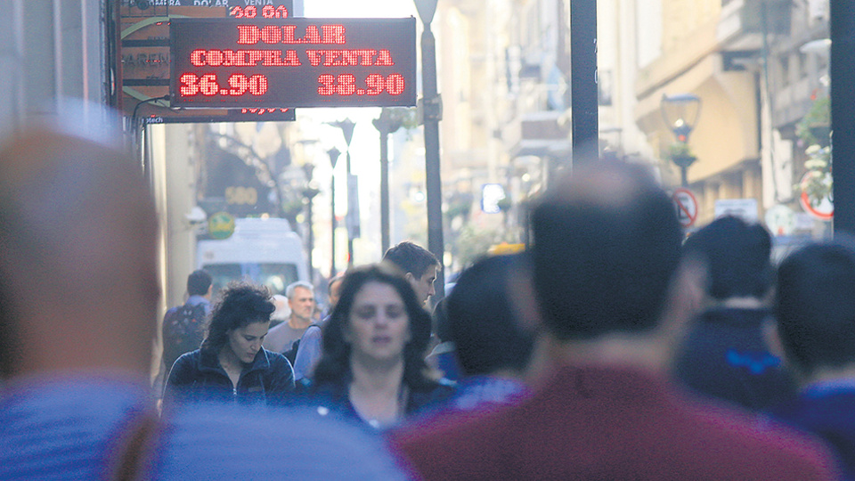 El mercado cambiario se quedó con menor presión compradora por el impacto de las altas tasas en pesos. Elevado premio a la especulación bancaria.