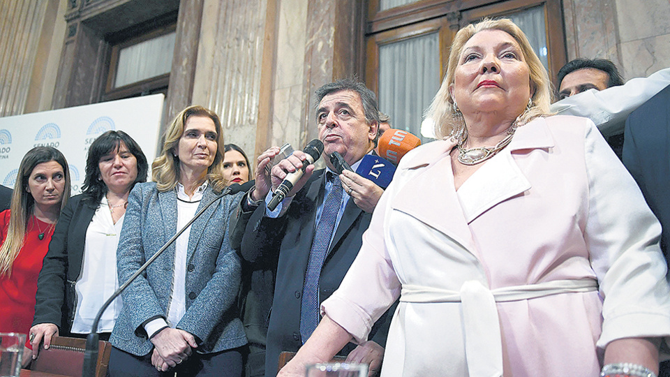Carrió y Negri expresaron su enojo por la actitud de la oposición, a la que suelen denostar.