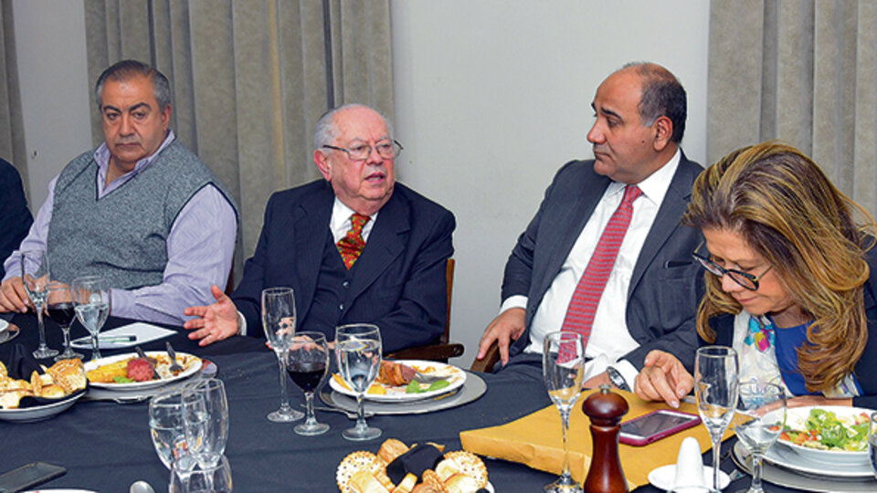 Héctor Daer, Carlos Corach, Juan Manzur y Graciela Camaño durante el almuerzo que organizó Luis Barrionuevo.