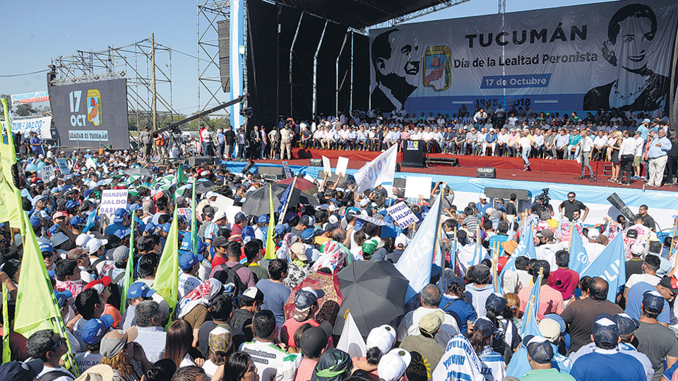 El escenario fue montado frente a la pista y las tribunas del hipódromo tucumano.