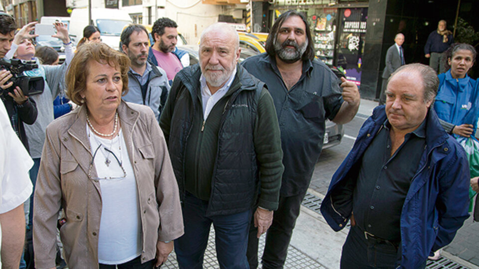 Los integrantes del Frente Docente ayer en la sede del Episcopado.