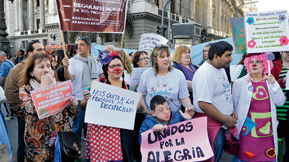 “Los recortes afectan más que nada a las familias de bajos recursos”, denunciaron.