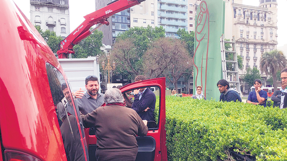 El gobierno porteño intentó retirar una escultura donada por el artista plástico Alejandro Marmo.