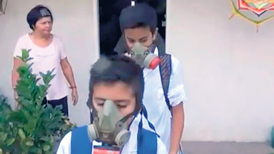 La escuela 54, de San José, fue fumigada con los chicos adentro.