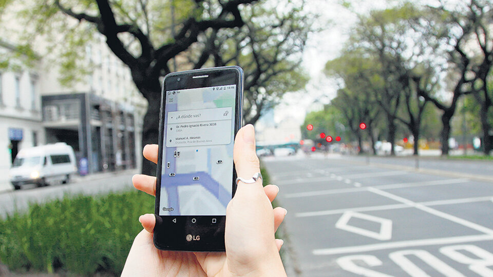 Las aplicaciones en los celulares representan el uso de las nuevas tecnologías en los modos de viajar.