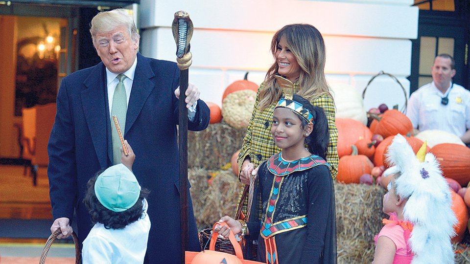 La pareja presidencial Trump y Melania recibe a niños por la fiesta de Halloween.