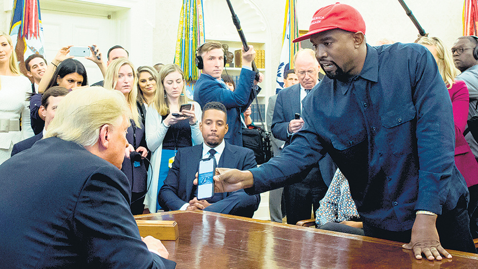 El rapero West le muestra una foto de su celular a Trump.