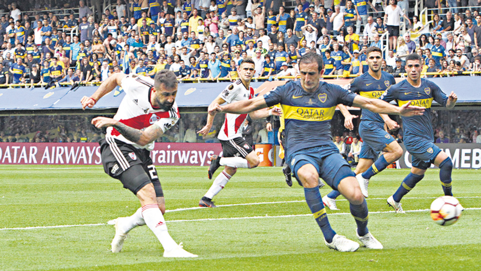 Pratto remata para el empate de River 1-1 a un minuto de que Abila pusiera en ventaja a los xeneizes.