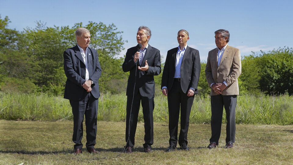 El presidente Macri junto a los ministros Oscar Aguad y Sergio Bergman en la nueva Reserva Ambiental de la Defensa.