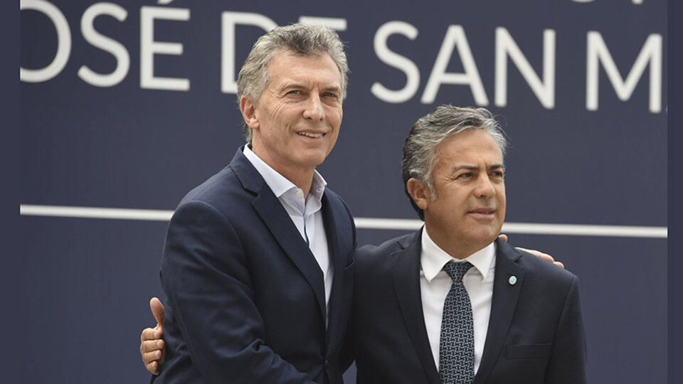 El presidente Mauricio Macri con el gobernador de Mendoza y titular de la UCR, Alfredo Cornejo.
