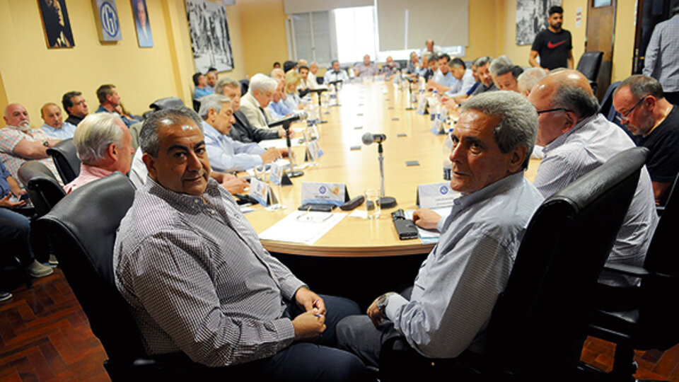 El Consejo Directivo de la CGT en pleno analizando el borrador del decreto que impulsa el Gobierno.