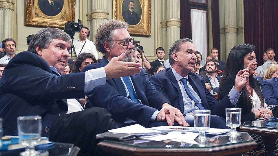 José Mayans y Miguel Angel Pichetto discutieron públicamente durante la sesión de la Comisión de Presupuesto.