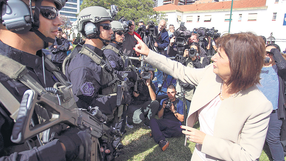 La ministra de Seguridad recibió fuertes críticas por armamentista.